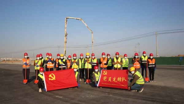 建設一支隊伍，舉起一面旗幟，鞏固一個(gè)陣地，履行一份承諾?！拔沂屈h員，我先上！”面對突發(fā)疫情遭遇戰，三公司黨支部充分發(fā)揮戰斗堡壘作用，廣大黨員主動(dòng)請纓，挺身而出，沖鋒在前，在戰疫搶工一線(xiàn)，黨員先鋒隊一次