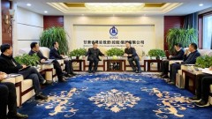 12月10日，中國節能合作發(fā)展部（長(cháng)江保護事業(yè)部）副主任柴疆一行到訪(fǎng)甘肅建投，與甘肅建投總經(jīng)理束水龍及相關(guān)板塊負責人，就新能源、生態(tài)保護以及國（?。﹥韧忭椖亢献饕庀蜻M(jìn)行座談。據了解，中節能風(fēng)力發(fā)電股份