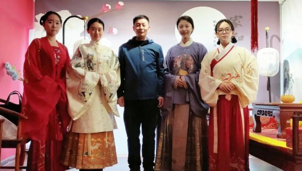 在春意盎然的3月，迎來(lái)了第113個(gè)“三八”國際勞動(dòng)婦女節，為深入學(xué)習宣傳貫徹黨的二十大精神，進(jìn)一步加強對廣大女職工的思想政治引領(lǐng)，激勵廣大女職工奮進(jìn)新征程，建功新時(shí)代，鼓勵女職工在閱讀中獲取知識、增長(cháng)