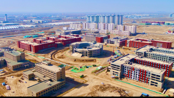 復工以來(lái)，蘭州工業(yè)學(xué)院蘭州新區新校區建設項目火力全開(kāi)，走近各作業(yè)面，材料運輸車(chē)輛來(lái)回穿梭、支溝作業(yè)現場(chǎng)轟鳴作響、體育場(chǎng)周邊大型吊機往來(lái)運作、綜合管廊內電焊火花飛揚……一派忙碌景象！據了解，項目部緊緊圍